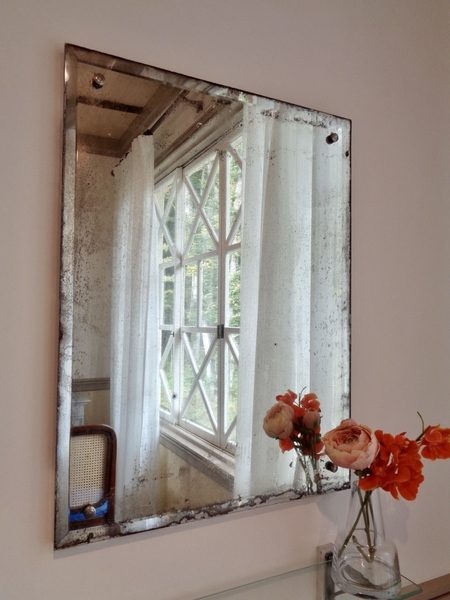 旧三笠ホテル、客室の写真。古い鏡の前に花が生けてある。