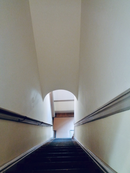 旧三笠ホテル、階段の写真。二階から一階を見下ろしたところ。