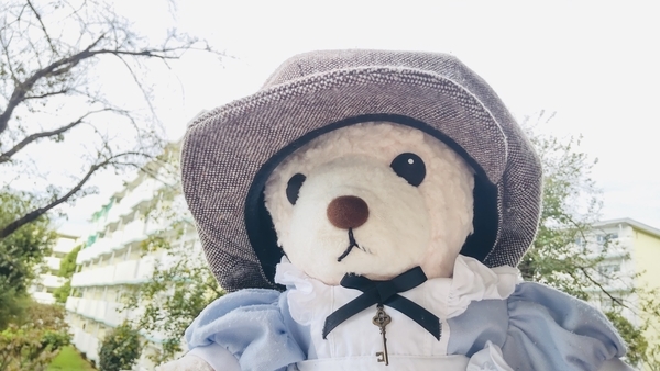 ぬいぐるみの写真。ワンピースを着て帽子をかぶったくま。