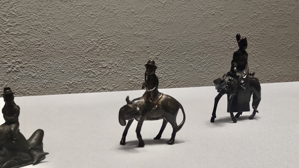 古銅の、馬に乗った人の像が三つ展示されているところを撮った写真