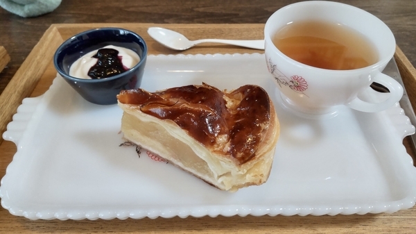 豆乳ヨーグルト、アップルパイ、紅茶がお皿にのっている写真
