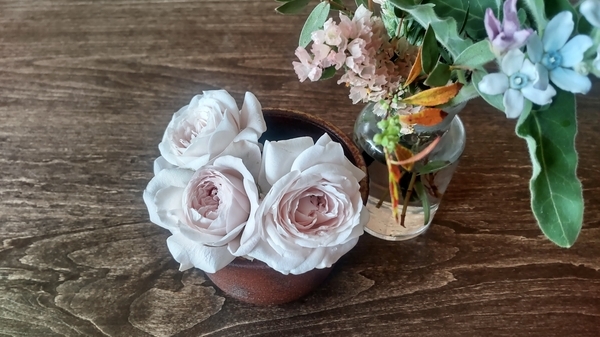 切り花の写真。バラなどが活けてある。