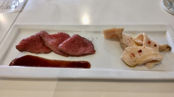 ローストビーフと鶏ハムの写真