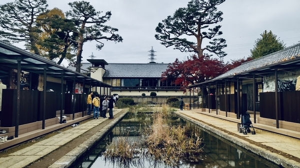 自由学園内の写真。水路があって、その両脇に一階建ての建物が向かい合っている。