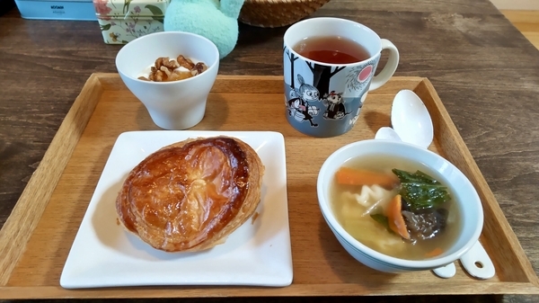 朝ごはんの写真。アップルパイ、スープ、紅茶、ヨーグルト。