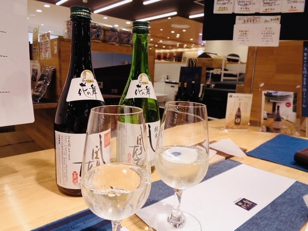 花の舞静岡パルシェ店、店内の写真。カウンターの上にグラスがふたつ。