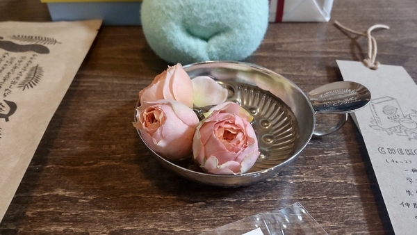 小さなバラがちいさなお皿に活けてあるところを撮った写真