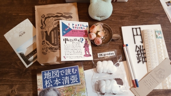 お茶、クッキー、俳句の本、神田土産のボールペンなどを並べて撮った写真