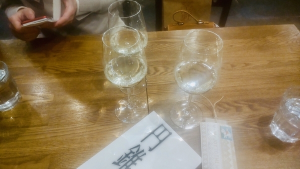 西荻「葡庵」店内の写真。テーブルに白ワインのグラスが並んでいる。