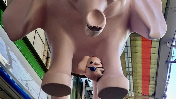 西荻窪のピンクの象の足下にいる子象にズームした写真