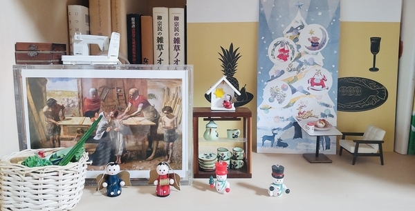 本棚の写真。本棚の一隅にミニチュアの家具を置いてある。