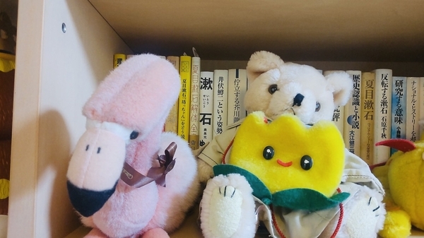 ぬいぐるみの写真。フラミンゴ、くま、チューリップ。