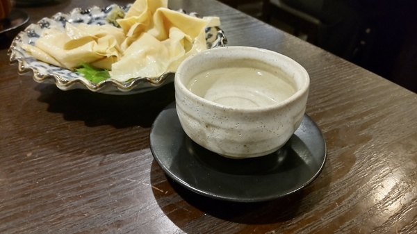 日本酒と湯葉さしの写真