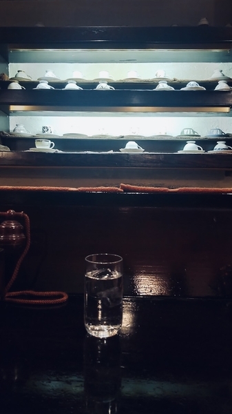 喫茶店のカウンター席から見えるものを撮った写真