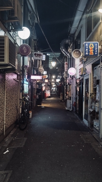 飲み屋さんが軒を連ねた通りを撮った写真