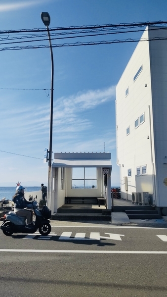 海辺のバス停を撮った写真