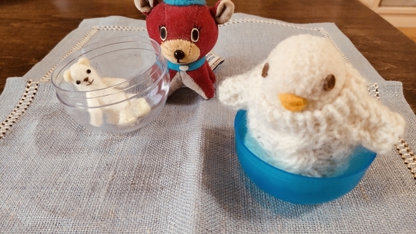 小さなぬいぐるみの写真。トイカプセルのカプセルに入って遊んでいる。