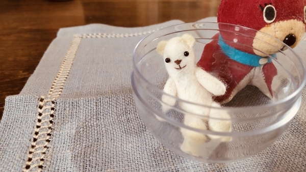 小さなくまが、トイカプセルのカプセルに入って遊んでいるところを撮った写真。