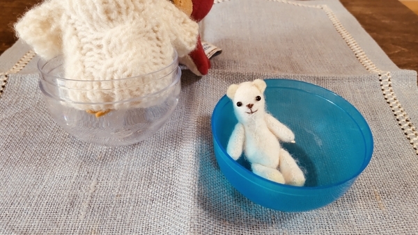 小さなぬいぐるみの写真。くまや鳥がおもちゃの入っていたカプセルに入って遊んでいる。