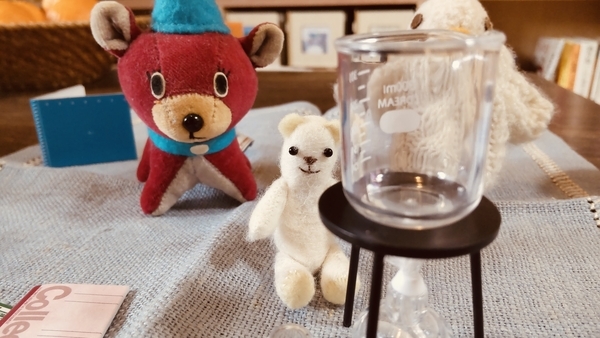 小さなぬいぐるみとミニチュアの実験器具の写真