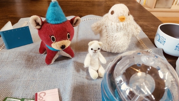 ちいさなぬいぐるみとトイカプセルの写真