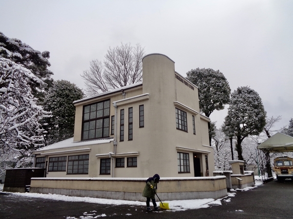 常盤台写真場の写真。手前に雪かきをしている人がいる。