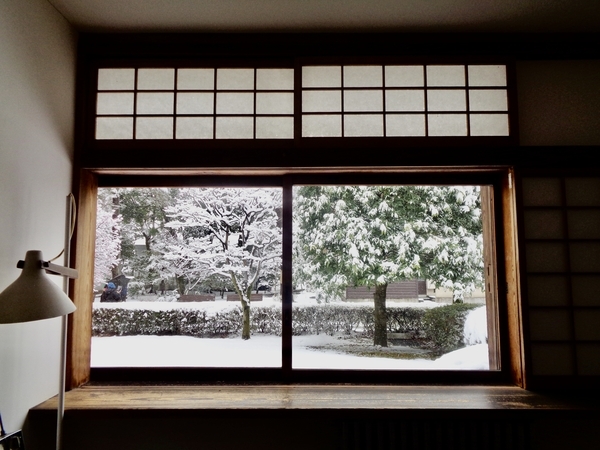 前川國男邸邸内の写真。窓から雪景色が見える。