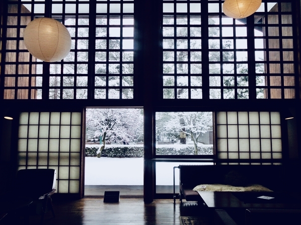 前川國男邸邸内の写真。大きな窓から雪景色が見える。