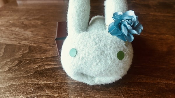 ストレッチボールの写真。シールがついてそれが目のように見える。耳に見える部分に花をつけている。