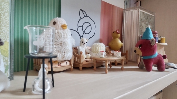 小さなぬいぐるみや木彫りのおもちゃの写真。