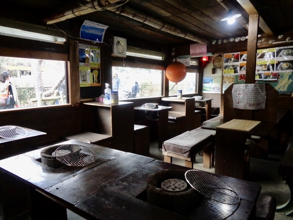 居酒屋店内の写真。テーブルで炭火焼きができるようになっている。