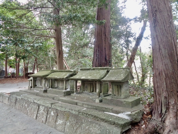 川津来宮神社社殿横の祠の写真。