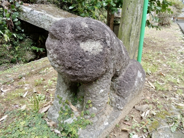 河津、涅槃堂の入り口に置かれている狛犬のような姿勢の石像を撮った写真