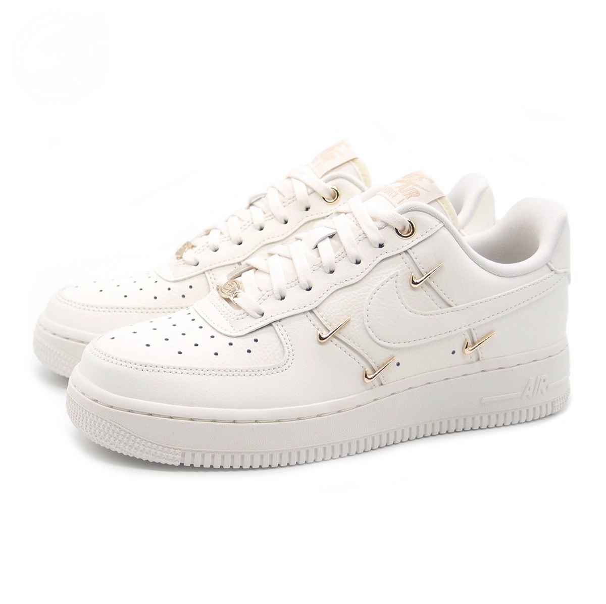 上品なレザーとゴージャスなディテールが素敵なNIKE AIR FORCE 1