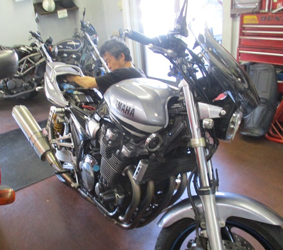 XJR1300テールランプ修理 - POWER STATION STAFFのつれづれ日記