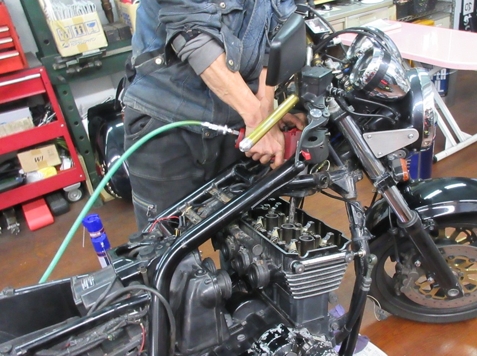 ZRX1100エンジン分解中~絶版んんだとぉぅぉ - POWER STATION STAFFの ZRX1100エンジン分解中~絶版んんだとぉぅぉ - POWER STATION STAFFの