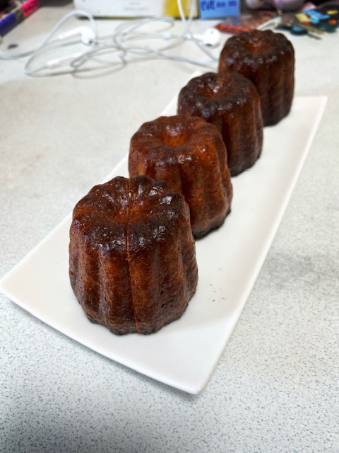 フランスの伝統菓子 カヌレの作り方 - お願いだから石を投げないでください
