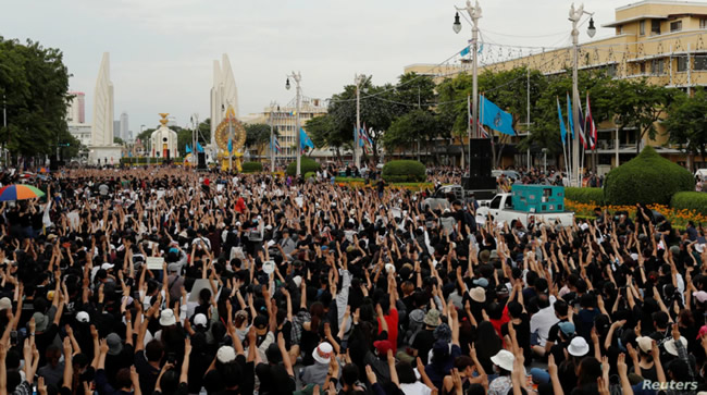 反政府 一万人集会から一夜明けて タイ国王弾劾ブログ
