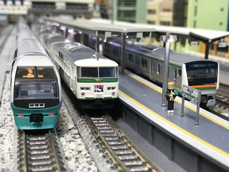 KATO 251系「スーパービュー踊り子」新塗色 入線！ - 休日の屋根裏