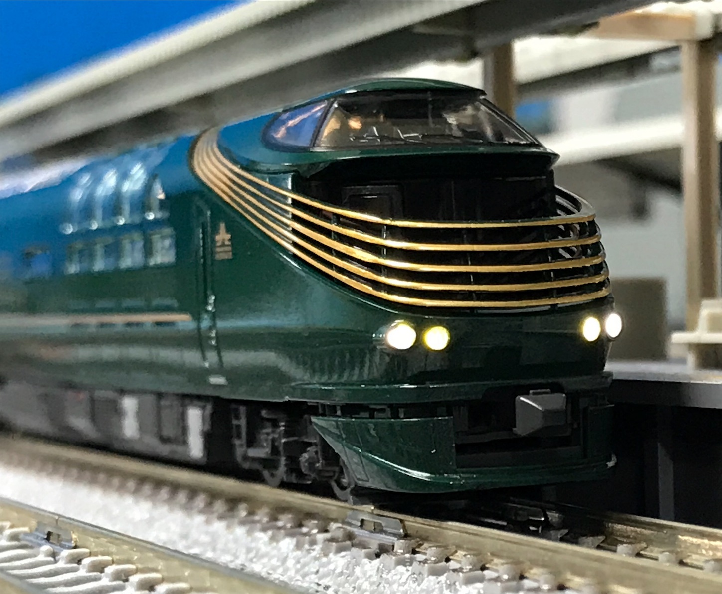 TOMIX トワイライトエクスプレス瑞風 入線 - 休日の屋根裏