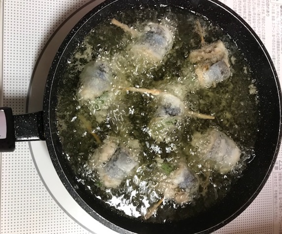 サンマを揚げている写真