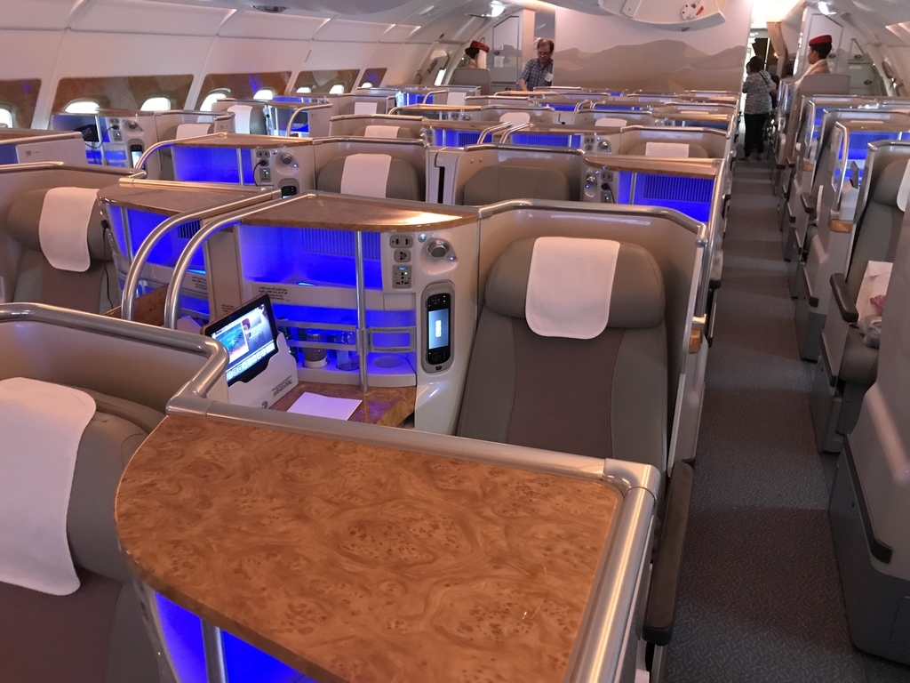 エミレーツ航空　ビジネスクラスメニュー、安全のしおり エミレーツ航空 ビジネスクラスメニュー、安全のしおり - メルカリ