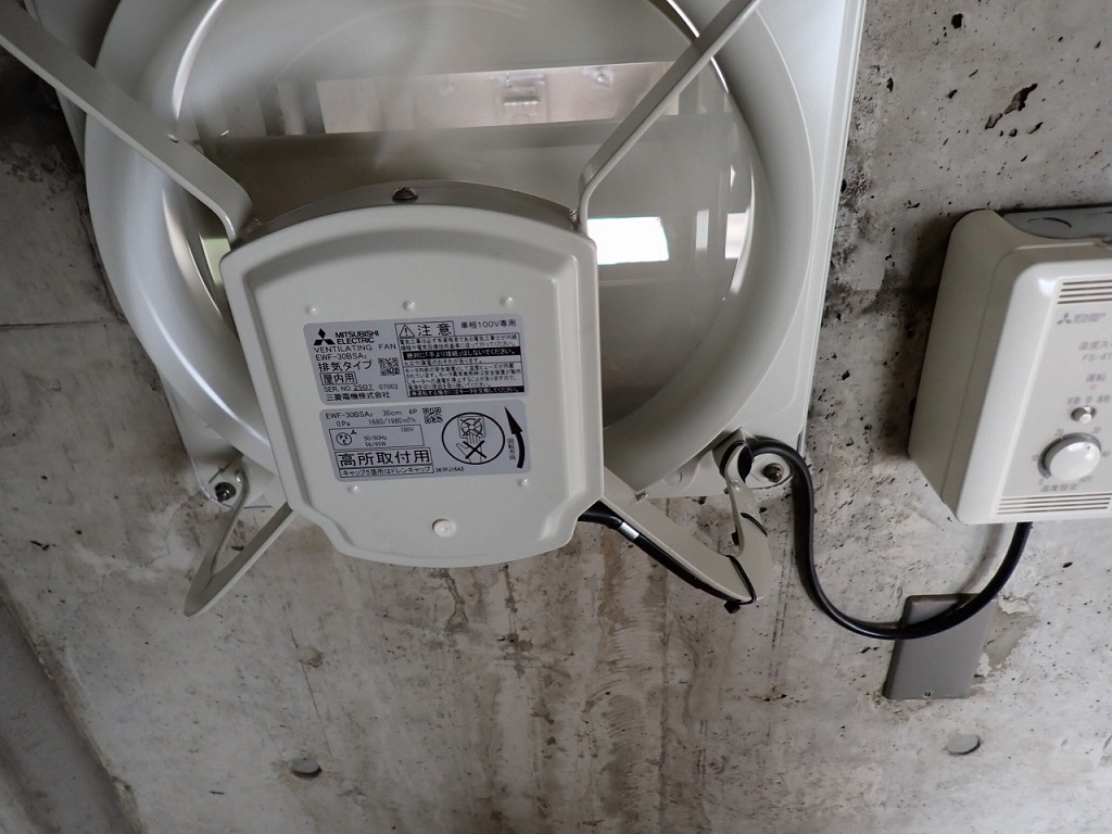エレベーター機械室換気扇交換