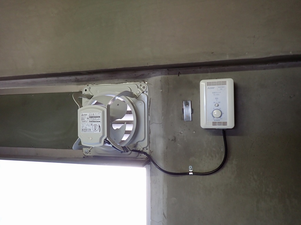 エレベーター機械室換気扇交換