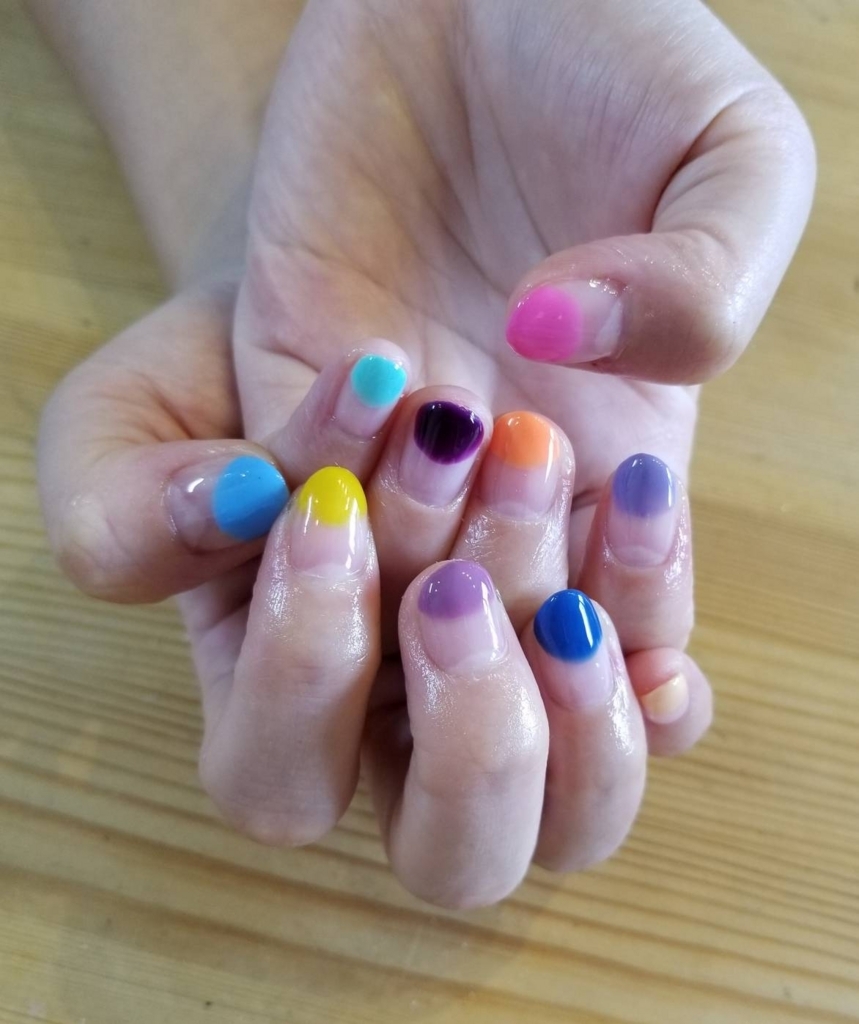 キューティクルラインきわは透明なネイルデザイン 伸びてきても目立たないので良き ビジンなマツゲ Salon Maman Meme めめ
