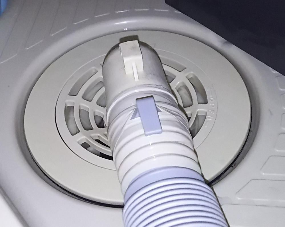 排水トラップをギュッとやったら洗濯機周りの下水っぽいにおいが解消できた件 模索する俺たち 排水トラップをギュッとやったら洗濯機周りの下水っぽいにおいが解消できた件 模索する俺たち