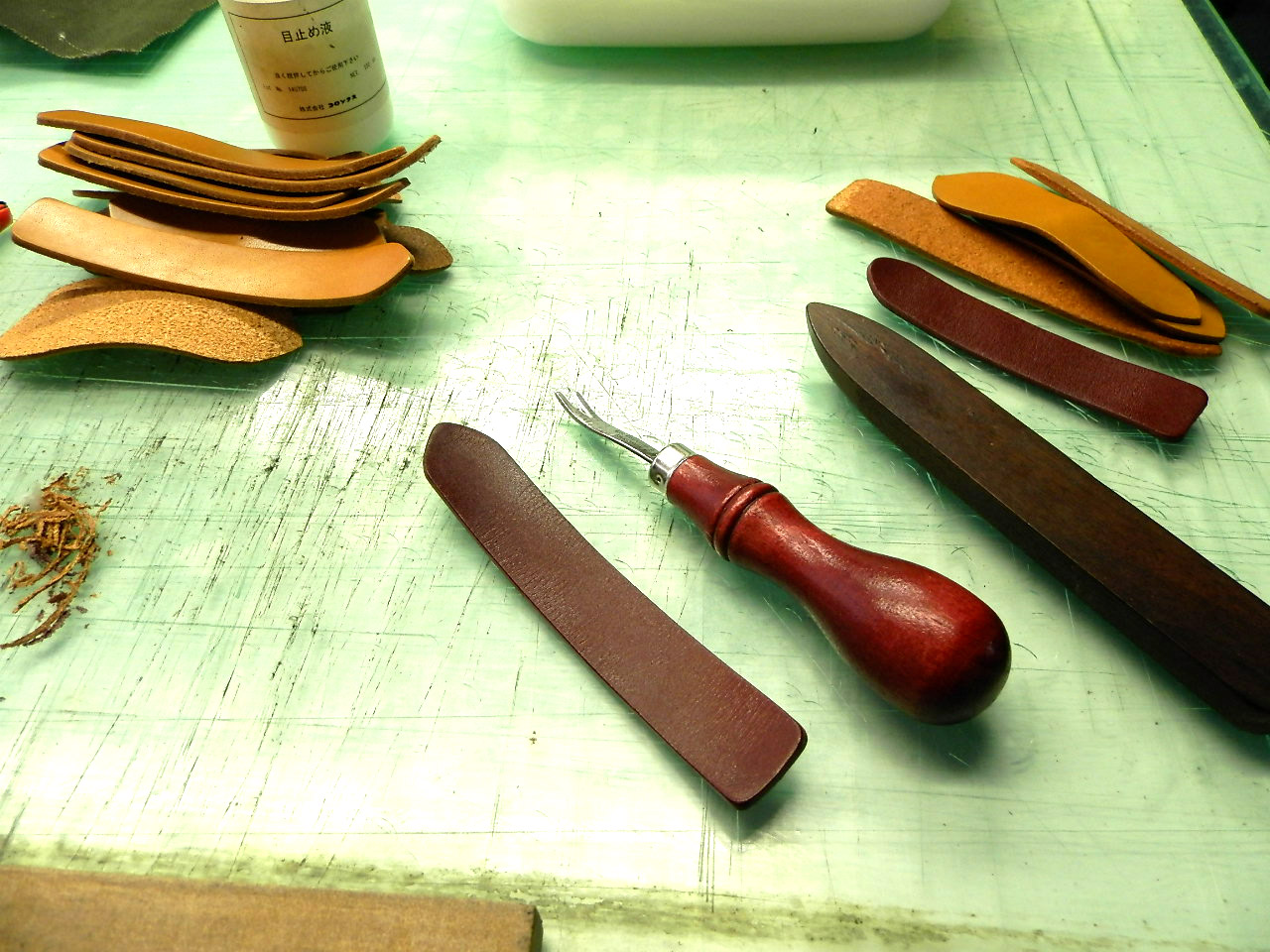 コバと床面などの処理。 - ☆PROTO LEATHERSおわんのバッグ工房☆