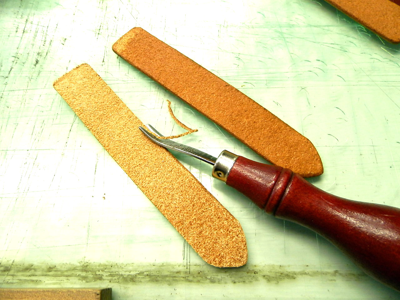 コバと床面などの処理。 - ☆PROTO LEATHERSおわんのバッグ工房☆