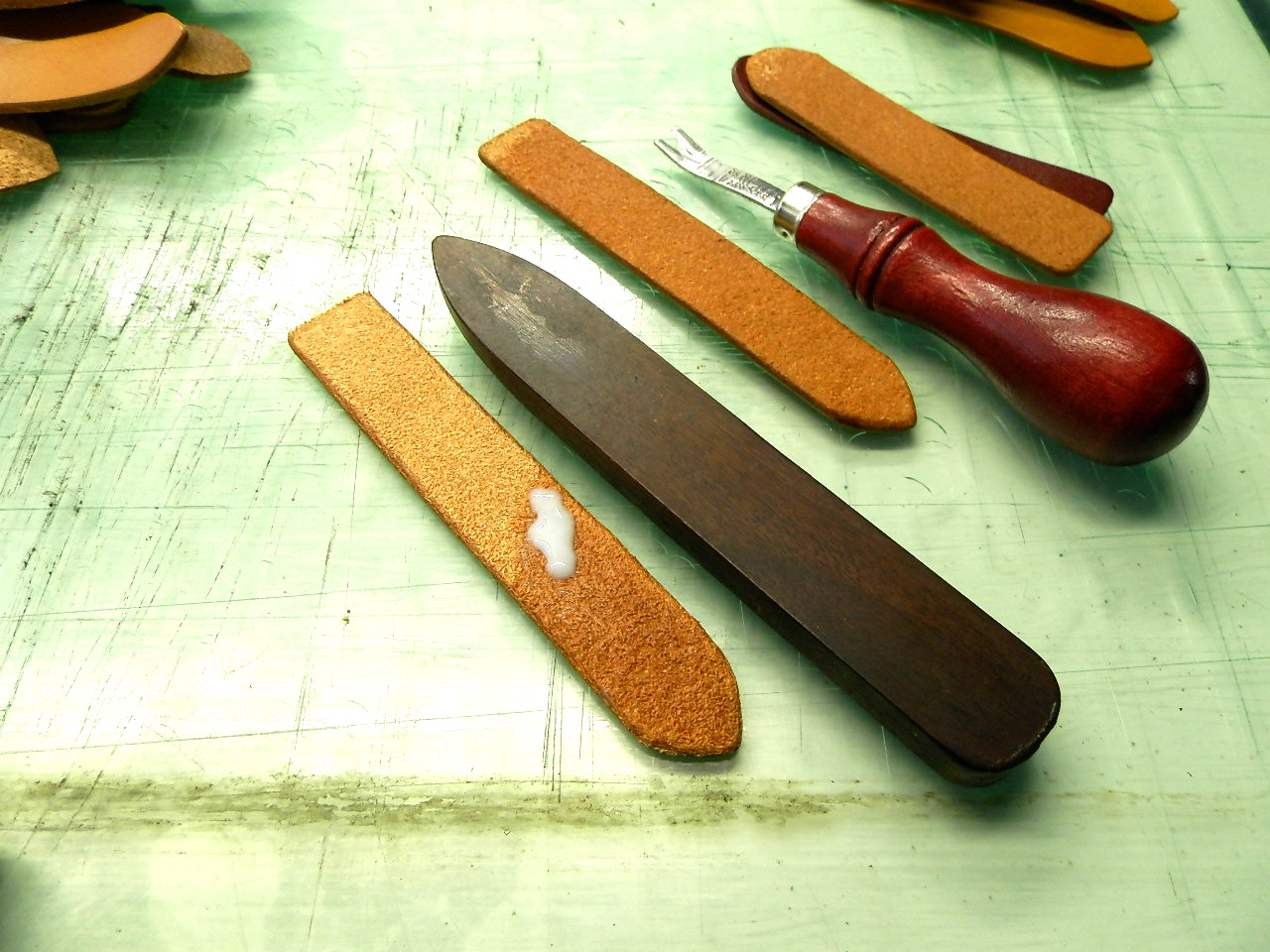 コバと床面などの処理。 - ☆PROTO LEATHERSおわんのバッグ工房☆