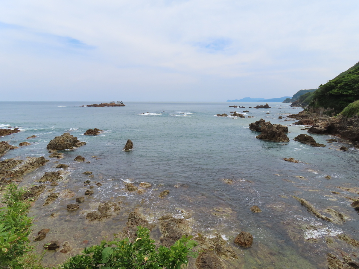 浅いところも岩だらけの、水がきれいな海岸